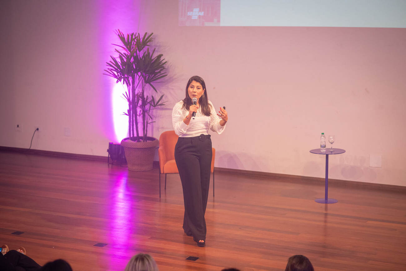 Mônica Carvalho palestrando em evento do Sebrae