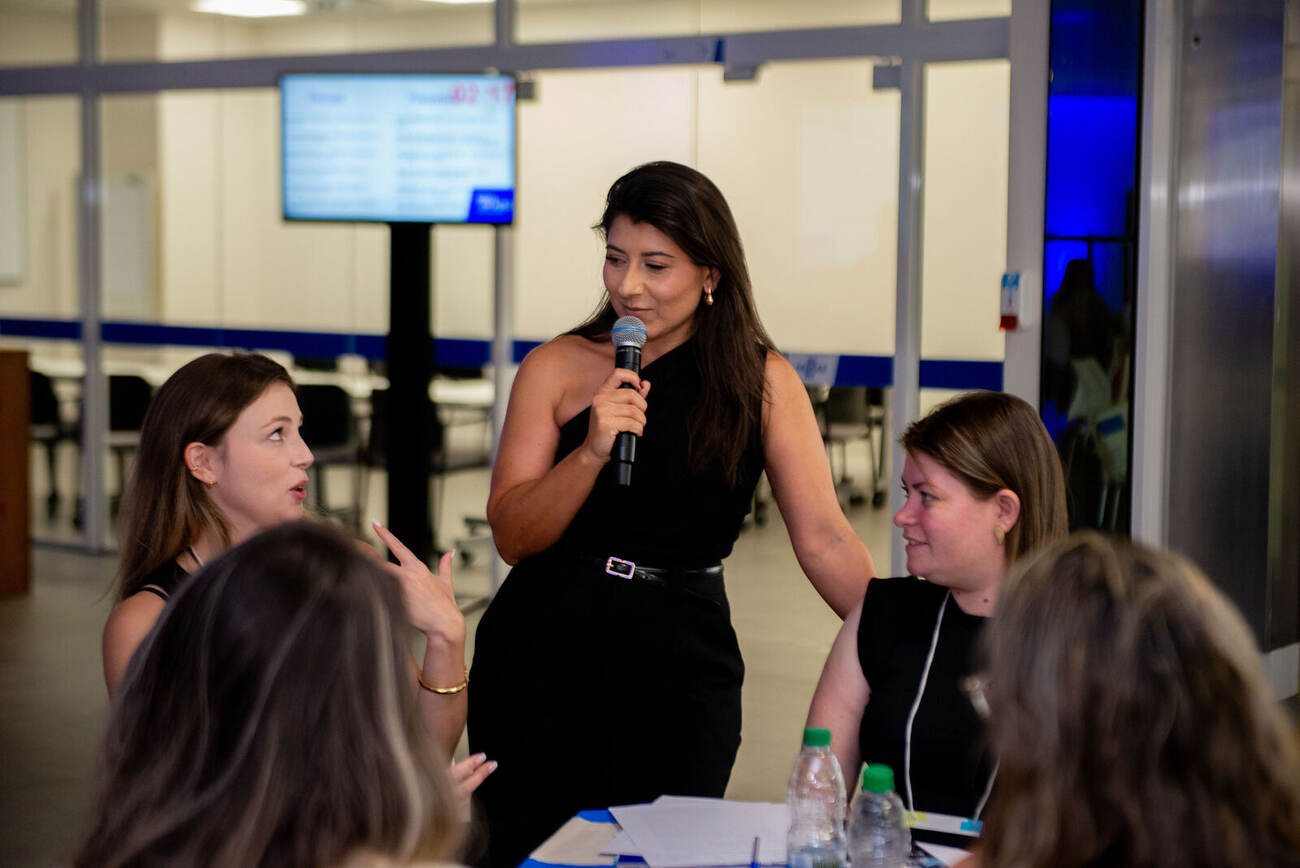 Facilitação de dinâmica em grupo durante treinamento corporativo